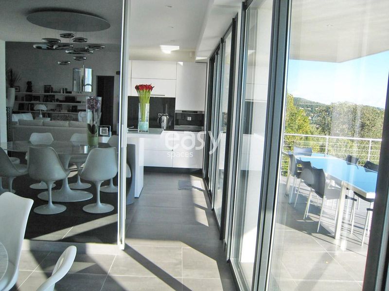 Agency specializing in the comprehensive scouting and locating of various sites specifically for photography and cinema production purposes