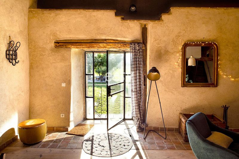 traditional bastide house available for rent in FRANCE for professional photoshoot sessions