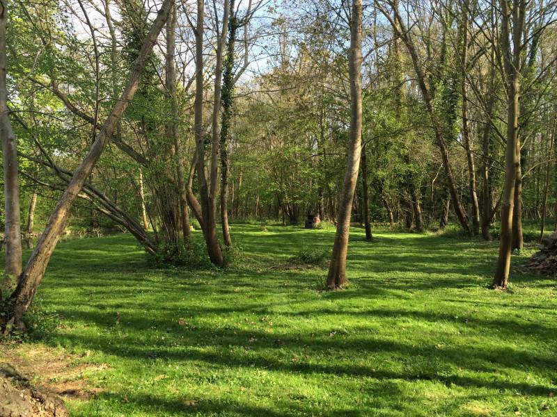 Location with a large garden suitable for filming near Paris, France, offering ample outdoor space and picturesque scenery