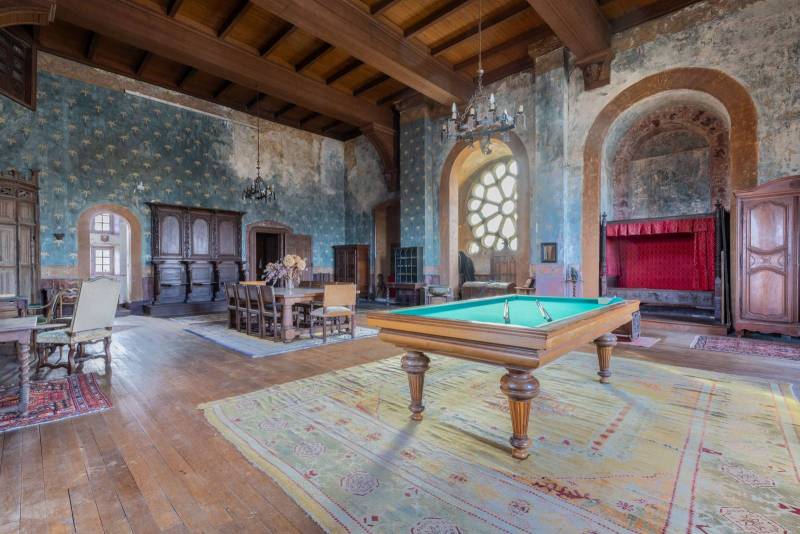 Rent a venue with wood paneling for a photo shoot in Paris