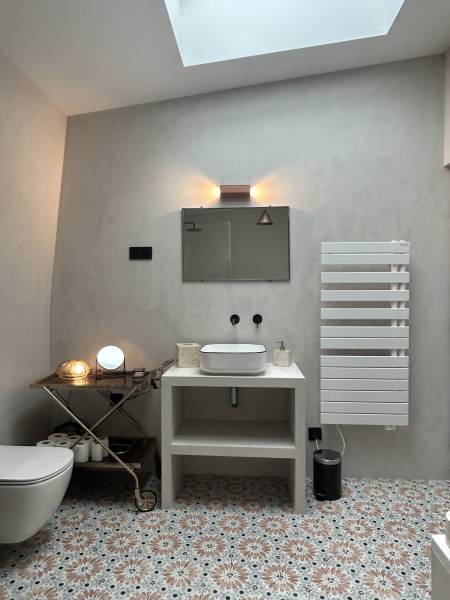 Bathroom Available for Rent in Paris, France, Perfect for Film and Photography Shoots