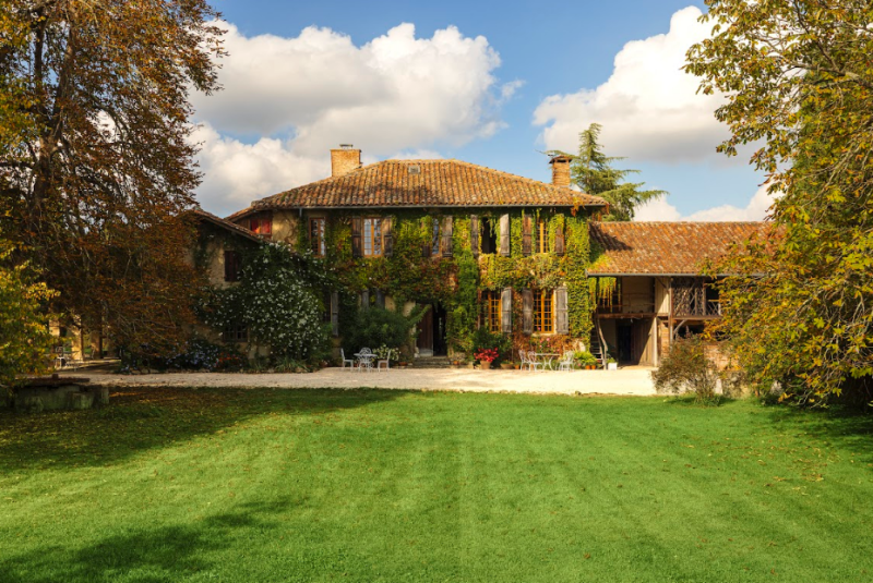 renting a country house for filming