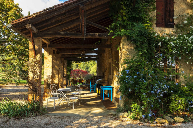 renting a country house for photo production