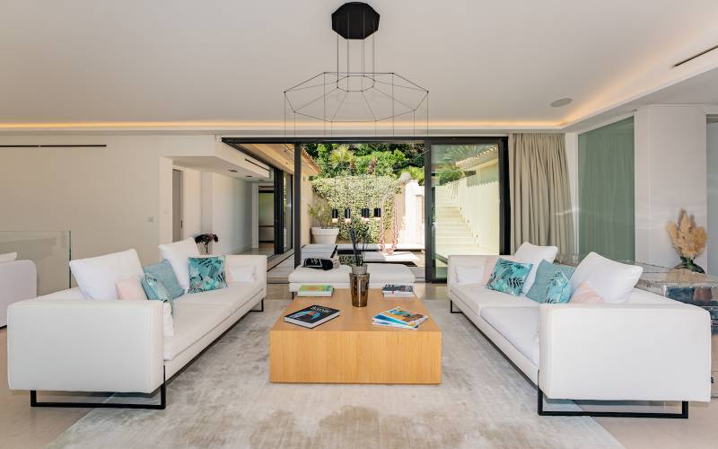 Agency specialized in renting exceptional and exclusive locations on the French Côte d'Azur