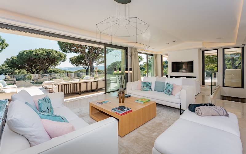 Contemporary villa with stunning sea view available for photo shoot rental in Saint-Tropez, FRANCE