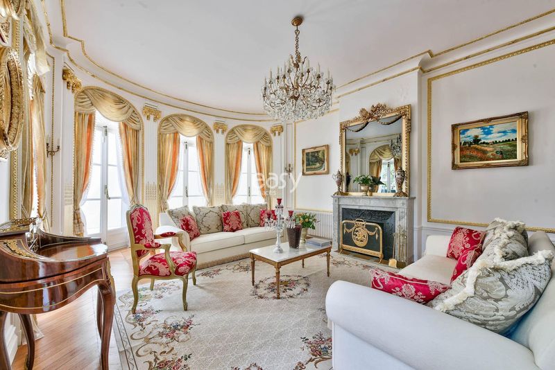 Haussmannian-style apartment in France available for professional photo shoots and creative shooting sessions