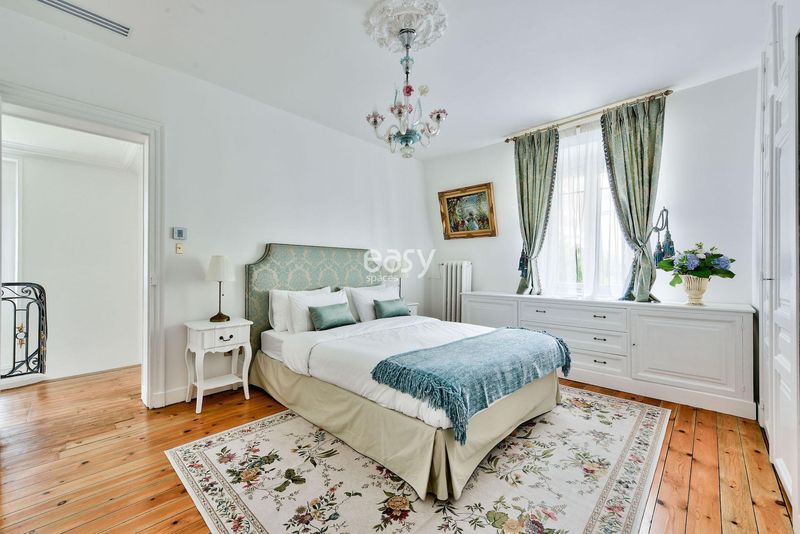 Haussmannian style apartment available for rent specifically intended for film production purposes in FRANCE