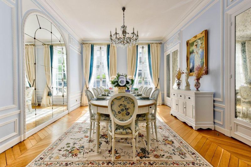 fashion photoshoot location in Paris, France with stylish and elegant setting