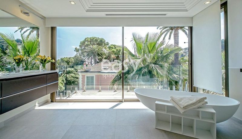 luxurious set rental for an exquisite and grand product launch event in Nice