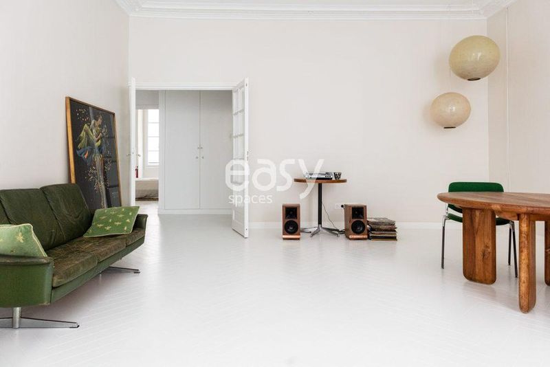 apartment available for rent to be used specifically as a showroom in Paris, France