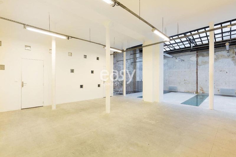 Loft available for rent in Paris, France, specifically designed for professional photo and video shooting sessions