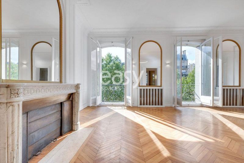 Haussmann-style apartment available for rent ideally suited for photo shoots in Paris, France