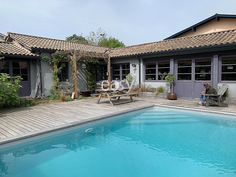 Unique and original villa located in Bordeaux, France, perfect for memorable photo shoots