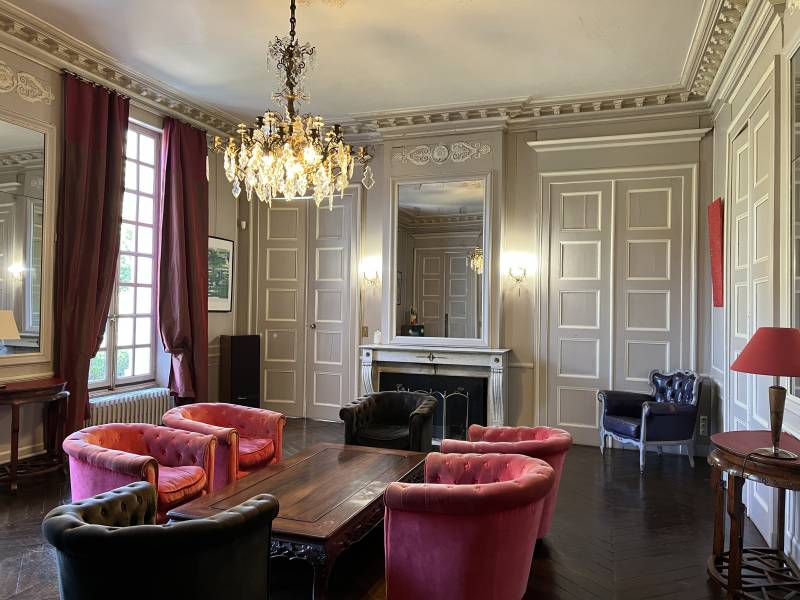 Castle available for rent in Île-de-France region for professional photo shoots and filming sessions