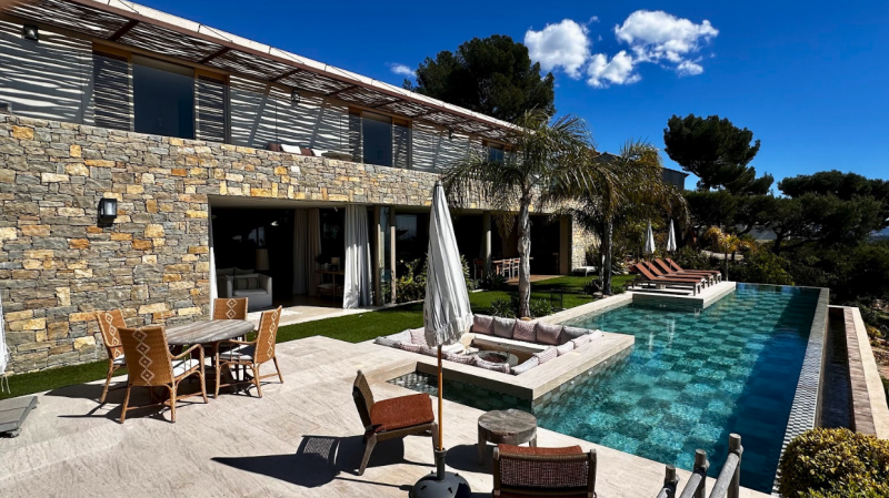 rent a contemporary villa for a photoshoot in Var
