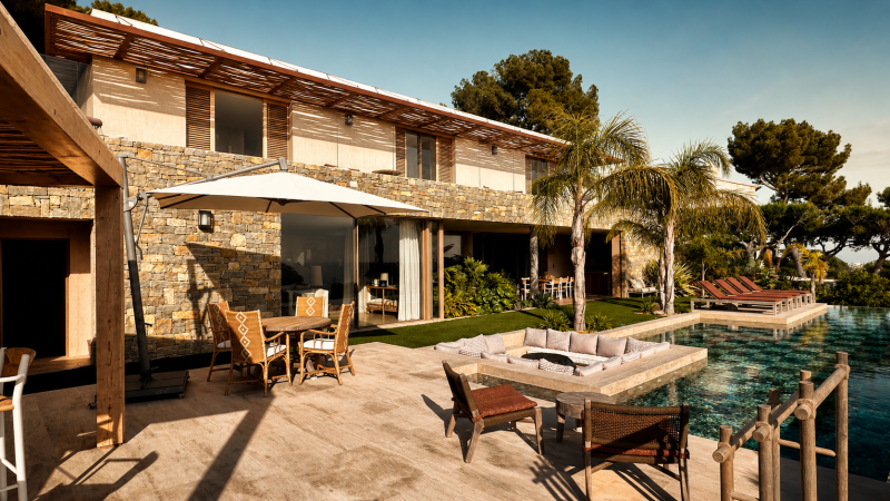 rent a villa with see view for filming south of france