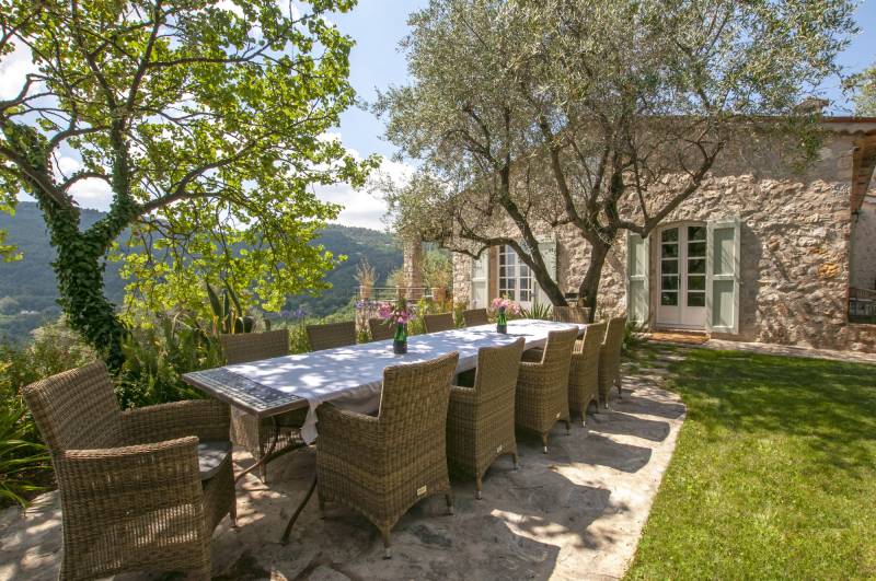 Location in FRANCE ideal for filming with garden furniture and outdoor settings