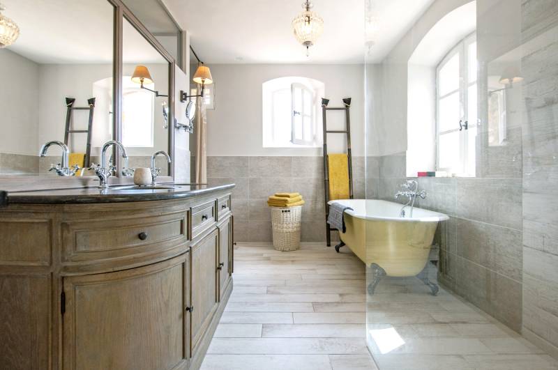 Beautiful and spacious bathroom perfectly designed for an elegant photo shooting session in FRANCE
