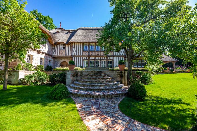 Location type cottage suitable for photoshoot setting in FRANCE