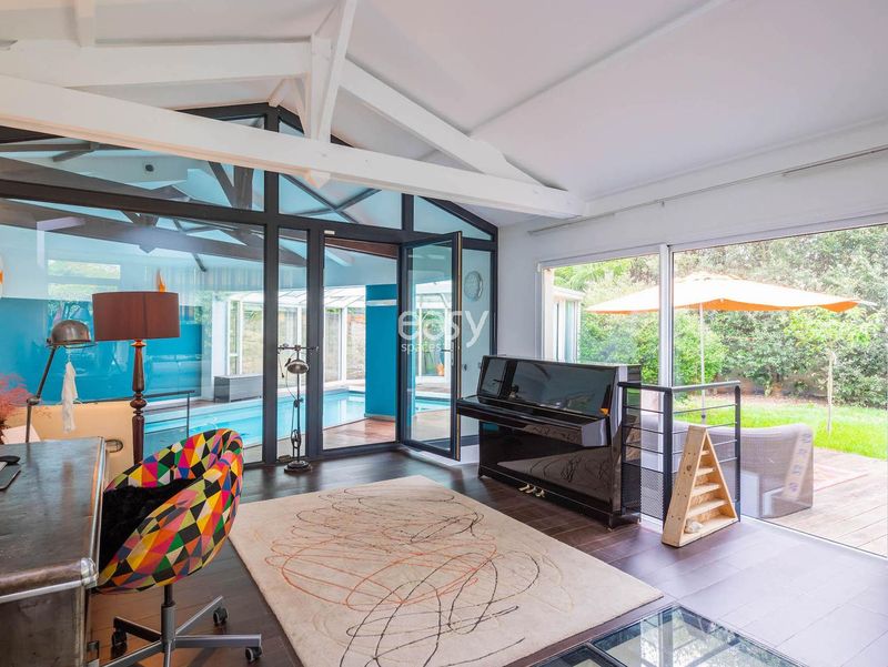 rental of filming locations in Paris and the surrounding Île-de-France region in FRANCE