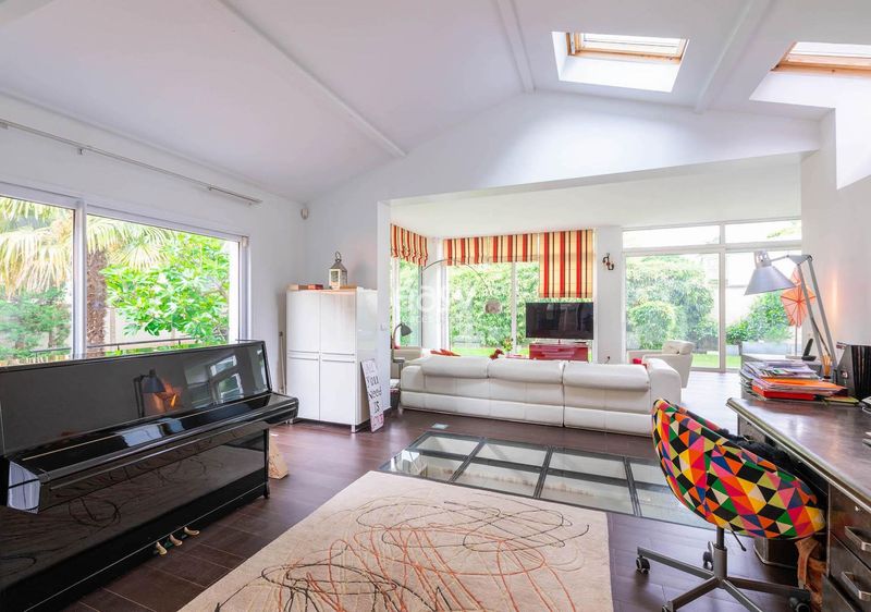 House available for rental for professional photo and video shooting in Paris, France, located in the Île-de-France region within department 75