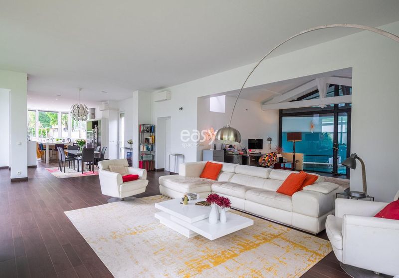 House rental with garden available for filming purposes within Paris and the surrounding Ile-de-France region in FRANCE