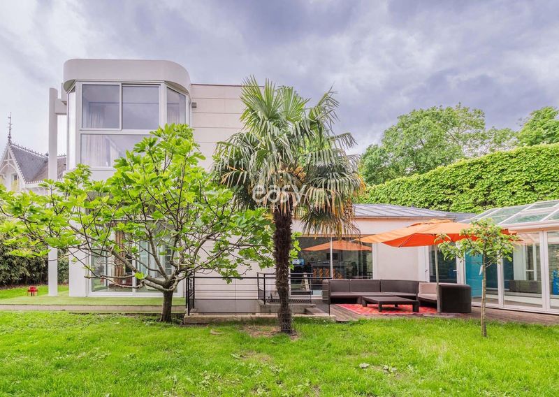 find a suitable venue location for hosting an elaborate culinary show event in Paris, FRANCE