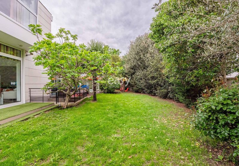 House with garden available for rental for professional photo shoots located in Paris, FRANCE