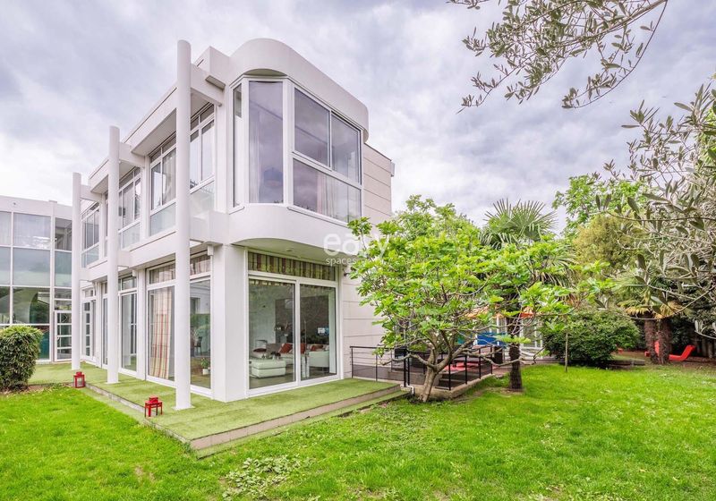 Renting a house with a garden in Paris, FRANCE, for a professional photography shooting session