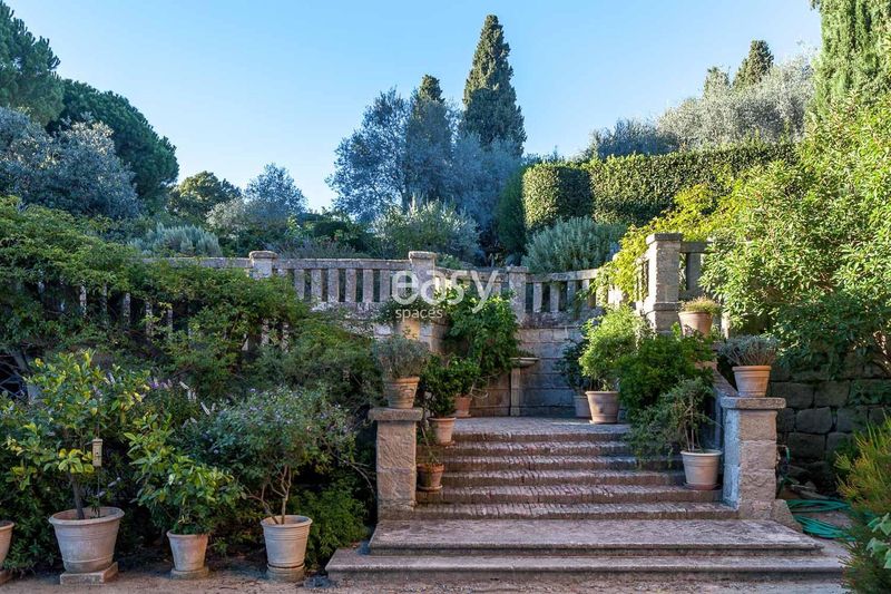 Filming location situated in the picturesque and culturally rich Provence-Alpes-Côte d'Azur region