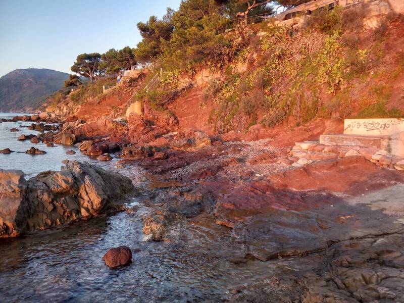 Renting a house with a private beach for filming in FRANCE for exclusive production needs