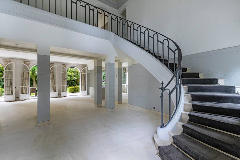 Renting a private mansion in PARIS, FRANCE for an exclusive photoshoot or shooting session