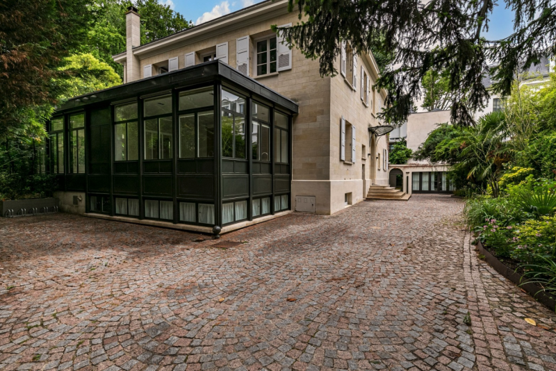 Location with an indoor swimming pool suitable for filming in Paris, FRANCE