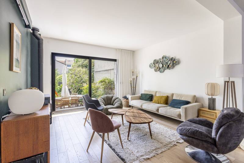 House available for rent with a beautiful garden located in Paris, France, ideal for photo shootings and creative projects