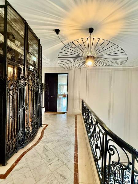 rent an elevator shaft for a photo shoot in Paris
