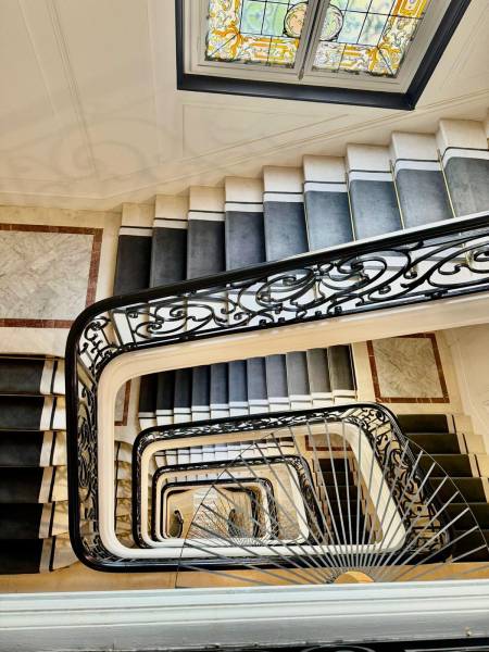 beautiful staircase for rent for a film shoot in Paris