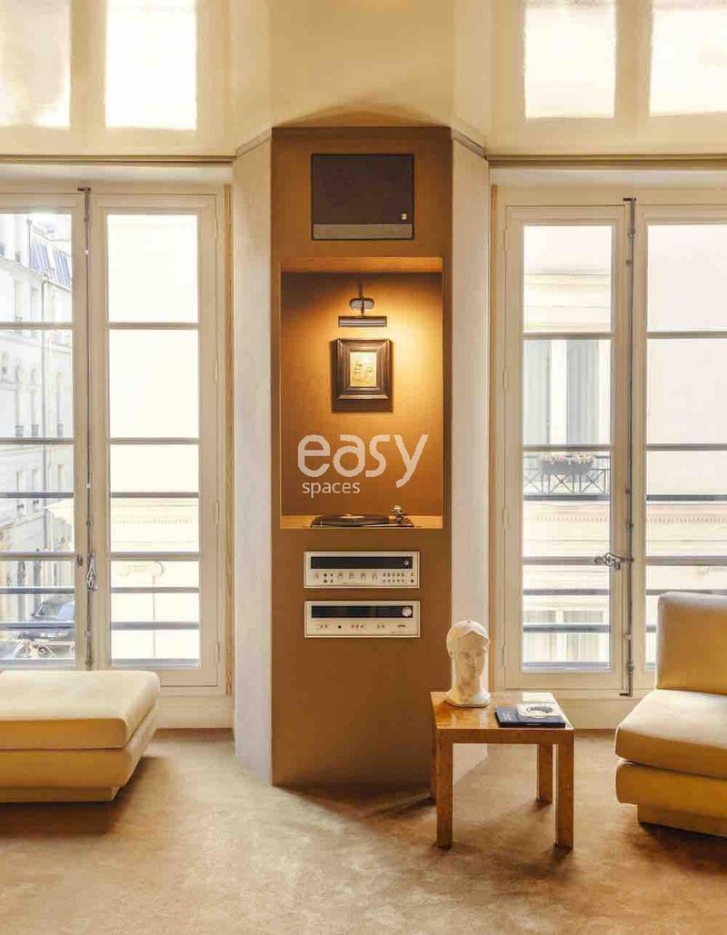 Where to find a suitable and convenient filming location in Paris, France?