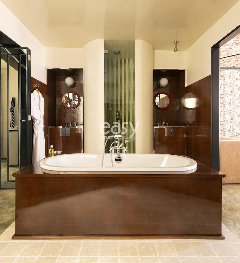 rental of an unusual bathroom shooting location in Paris, FRANCE