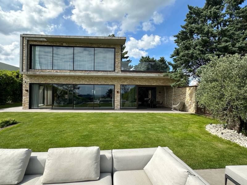 Contemporary villa perfectly suited for filming and production purposes in Lyon, FRANCE