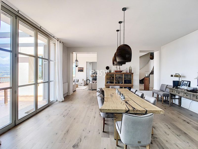 find a setting with a sea view suitable for photo shoots and filming purposes