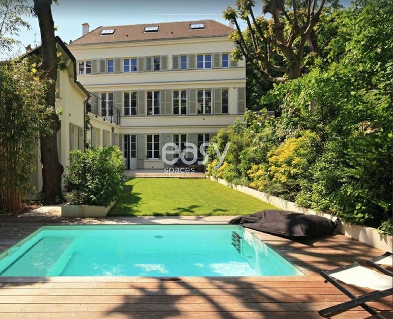 House with a private swimming pool available for rent for professional photo shoots in Paris
