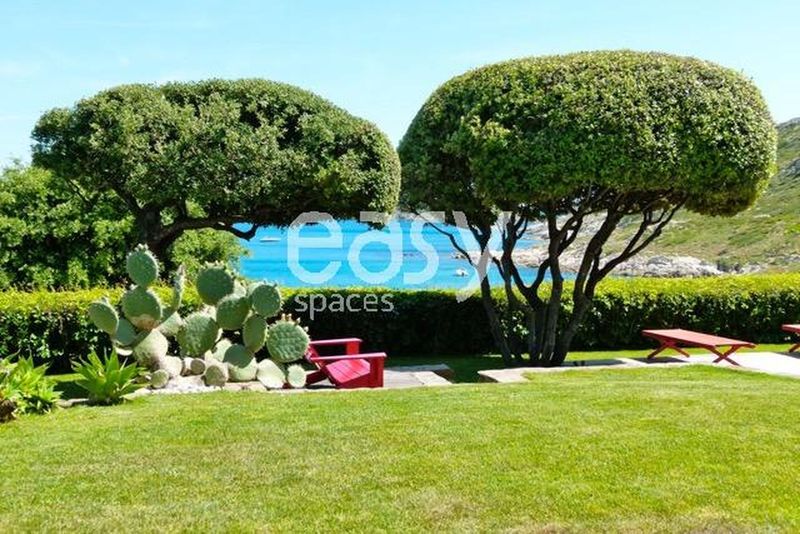 Where can you find an ideal and picturesque location for a photo shoot in the beautiful town of Saint-Tropez?