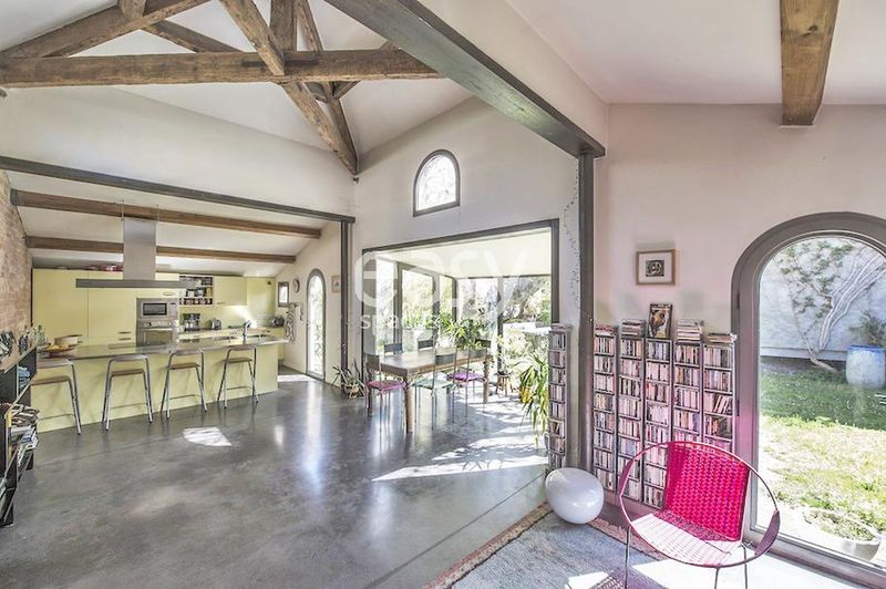 Renting out one’s villa specifically for professional photography and filming sessions