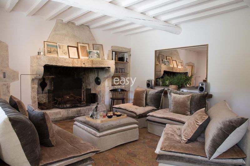 Provencal farmhouse located in FRANCE available for rent specifically for filming purposes in the picturesque region of Provence
