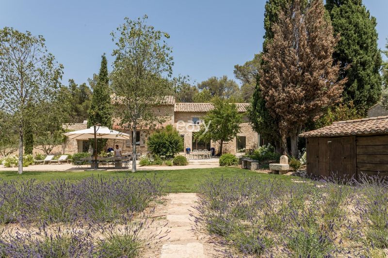 Provençal farmhouse located in the South of France perfectly suited for photo shooting sessions