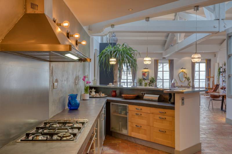 suggest a detailed and specific location for a photoshoot in FRANCE