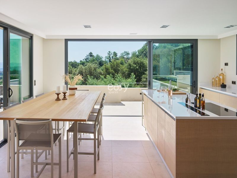 Decor suitable for professional photo shoots and filming sessions in Saint Tropez, France