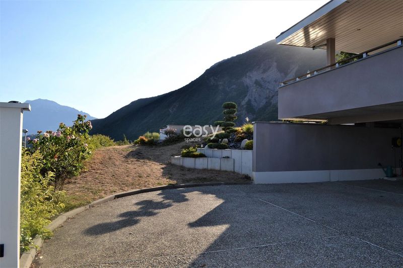 Location suitable for a vehicle photoshoot specifically in FRANCE