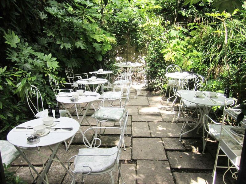 Location scouting and site identification in Paris 75 metropolitan area