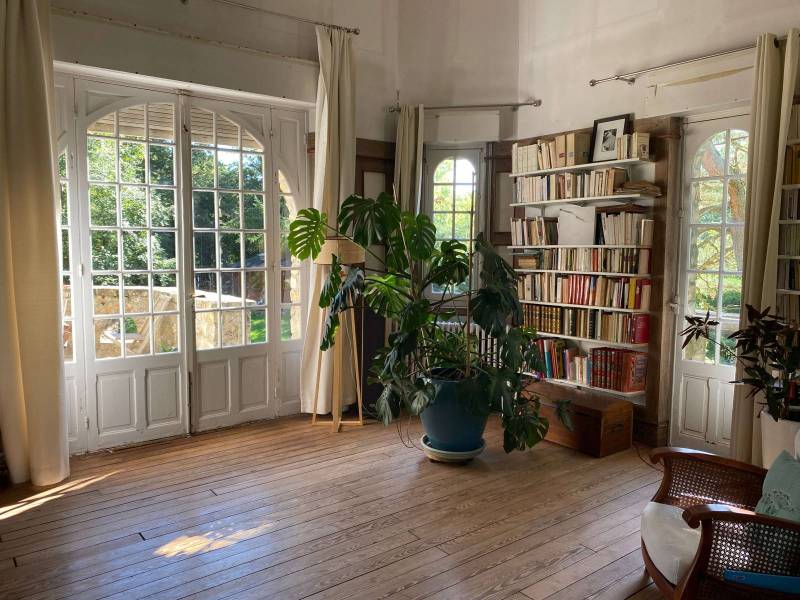 rental of a run-down house for filming in Paris